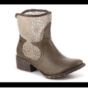 Groove Daisy Lace Distressed look ankle boots 7